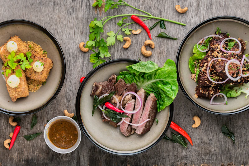 Flat lay hidangan premium dari atas dengan berbagai sajian warna-warni